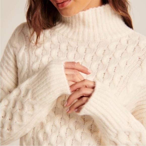 Abercrombie & Fitch White Cable Turtleneck Sweater - Picture 4 of 15